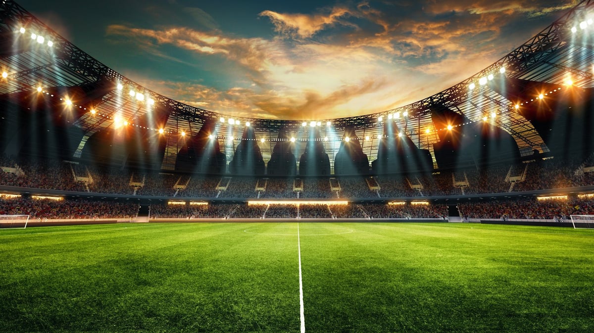 Estadio de fútbol profesional con luces brillantes