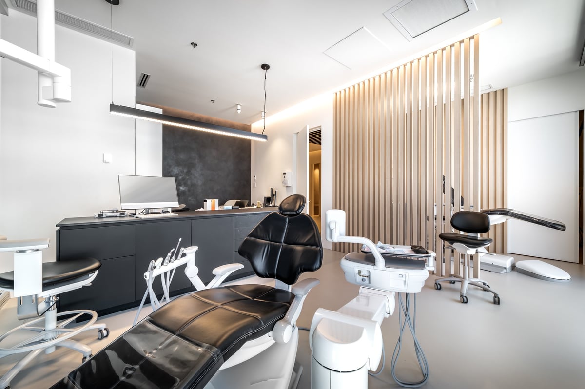 Bright and modern dental clinic interior with welcoming reception, comfortable waiting area, professional treatment rooms and advanced dental equipment